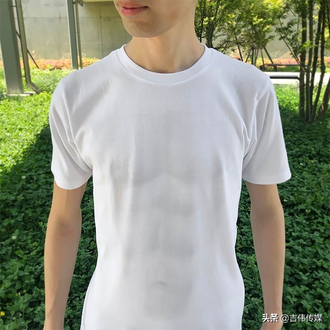 一件贫胸者的福音?上身就有料!不知道心虚的妹子敢不敢挑战?