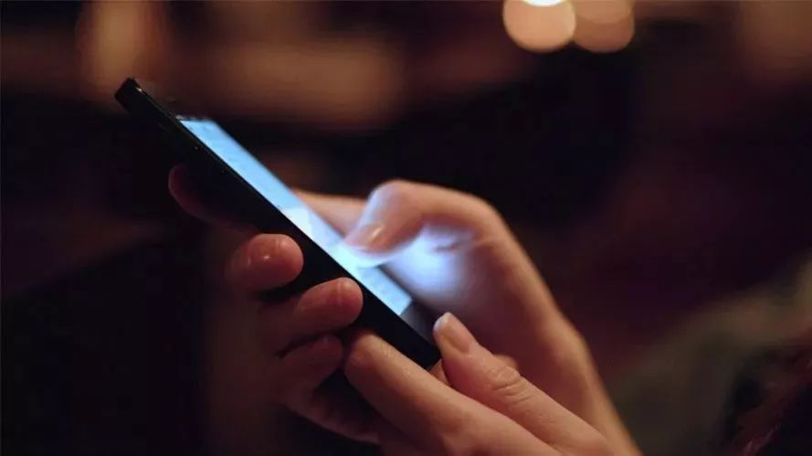 福建9岁女孩玩抖音刷掉八万元,11岁女孩沉迷游戏怎么办