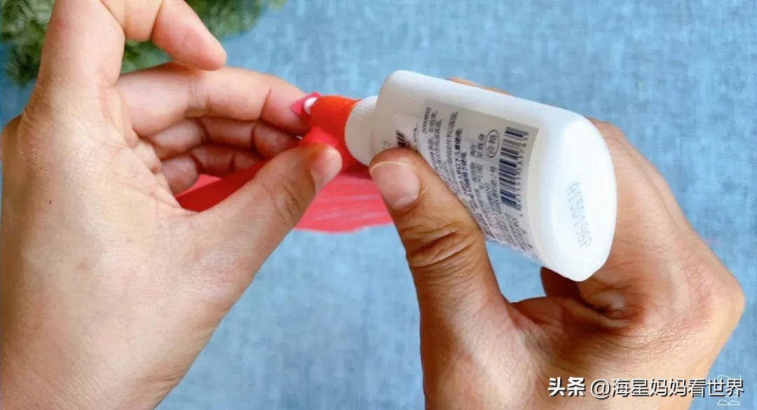 春节喜气洋洋大红灯笼高高挂,红红火火喜气洋洋百家姓灯笼