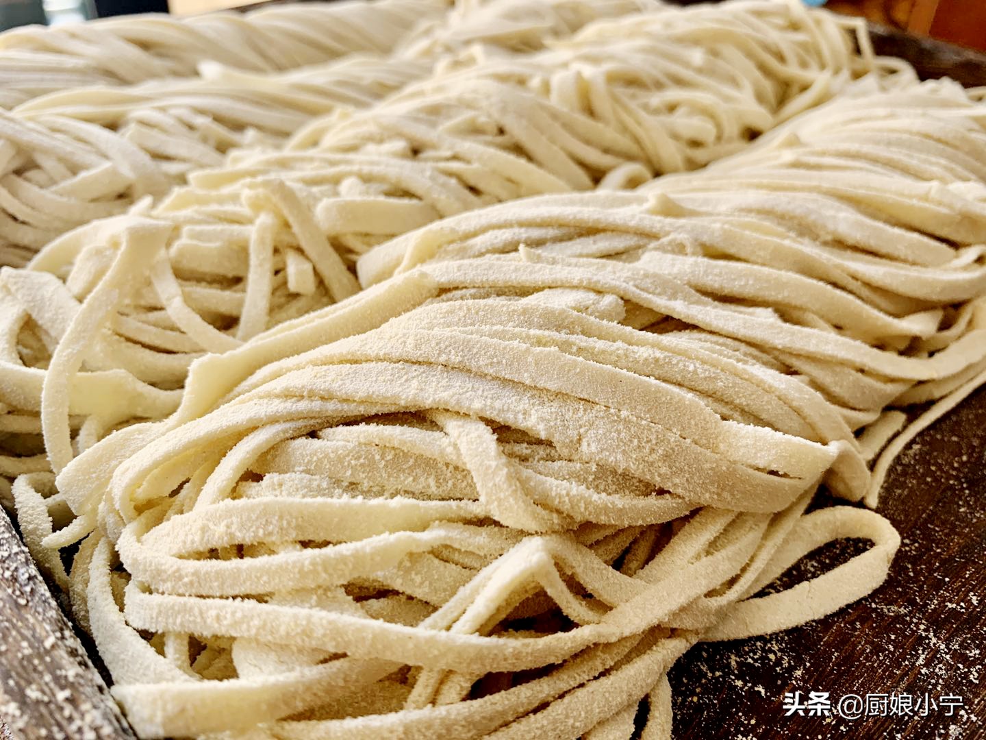 手擀面爽滑劲道有妙招,这样做不断不糟不发硬,北方老一辈做法