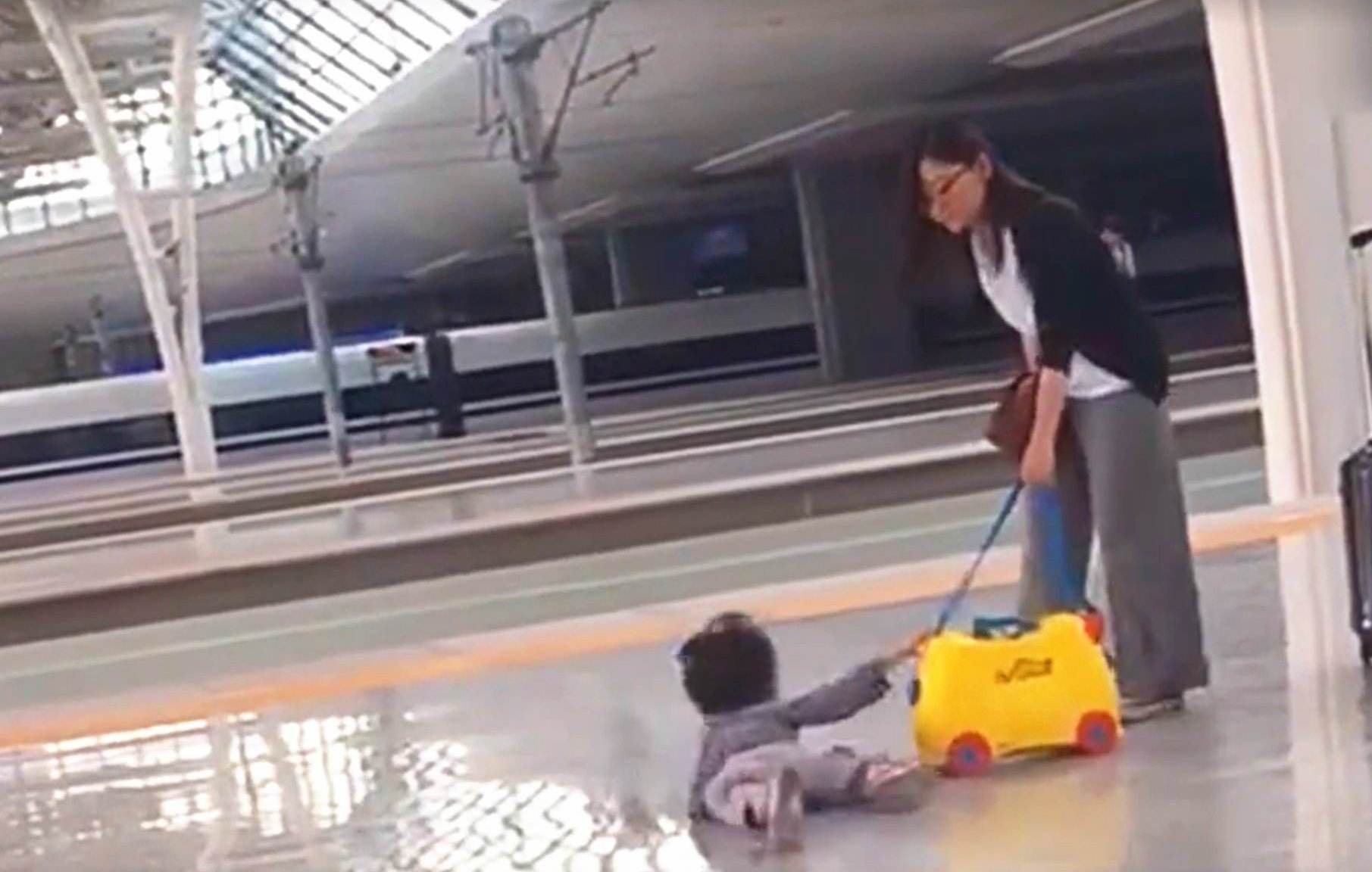 宝宝吃饭爱说话怎么办,宝宝吃饭哭闹怎么教育