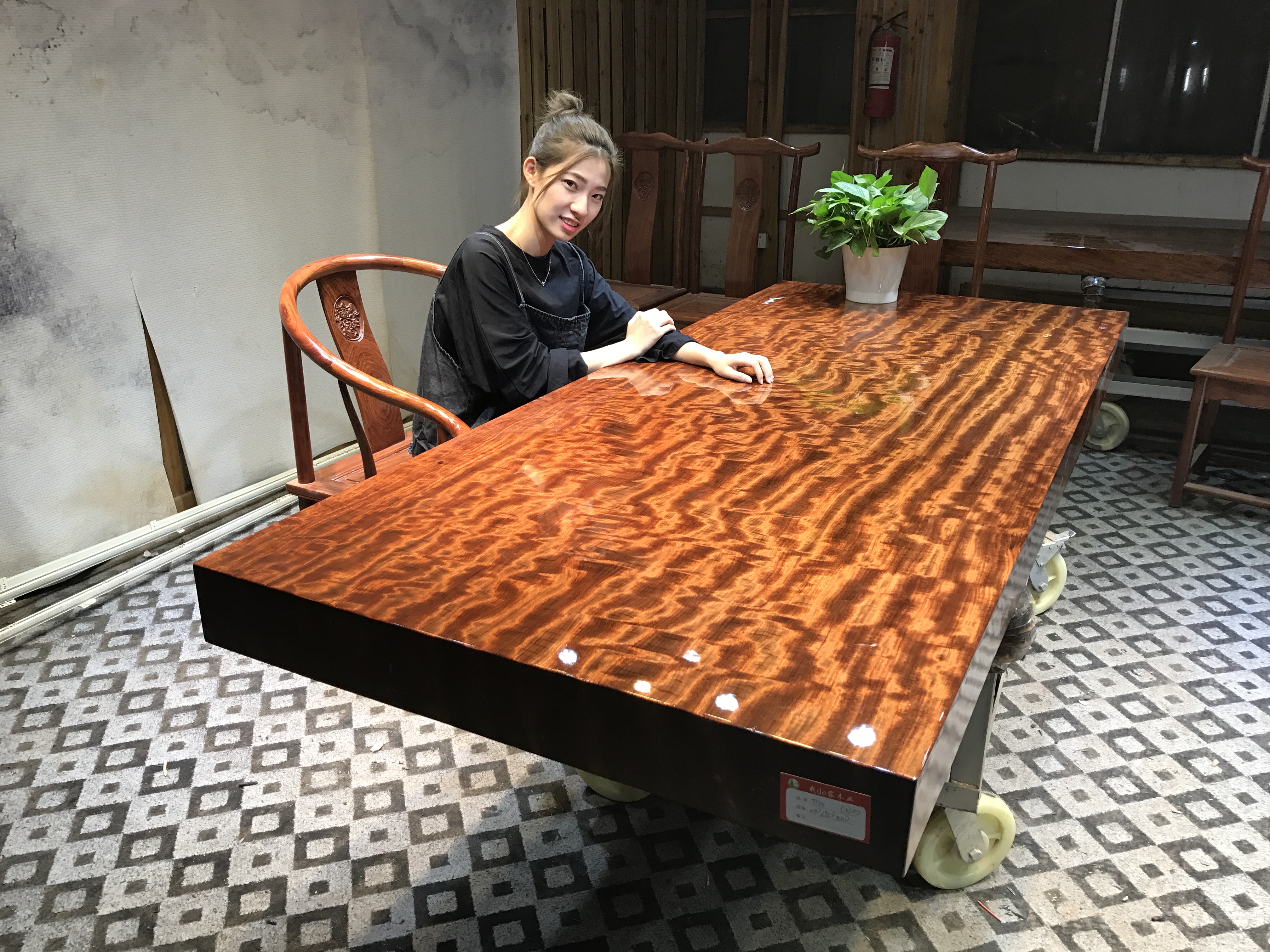 暗访东莞天价大板生产基地，原料全是称斤烂木头，富豪还排队来买