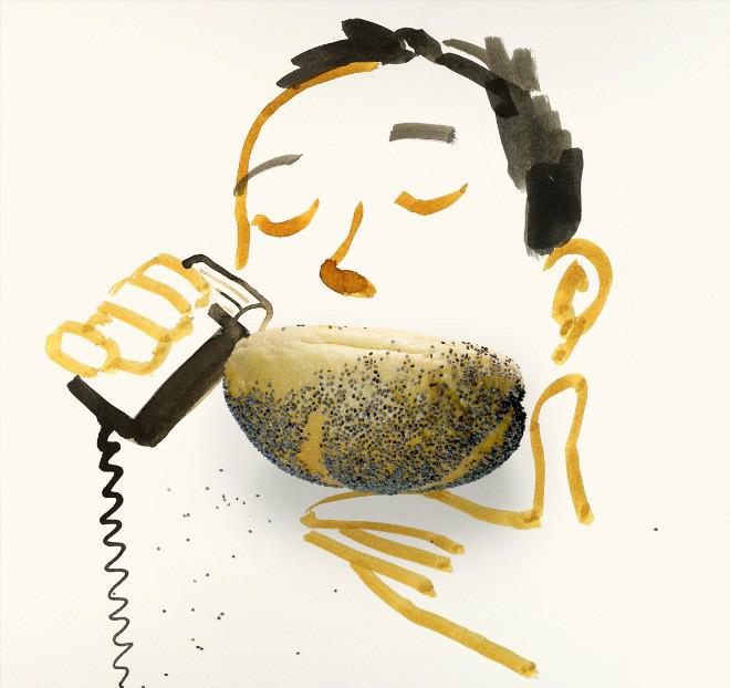 “兄弟睡觉压得胳膊都变色了，要不要叫醒他？”醒来一定很酸爽