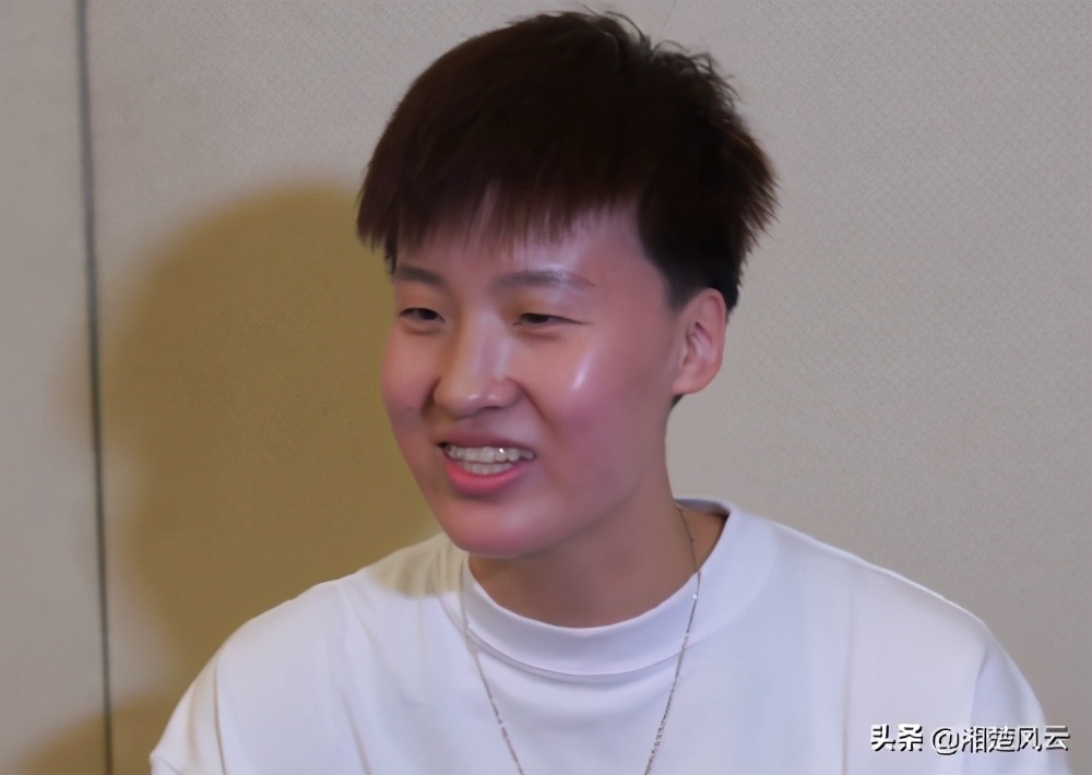 女排队员剪头发,张常宁女排集训原视频