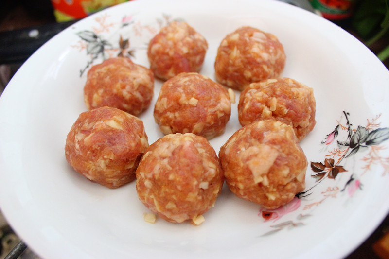 一锅油先炸肉丸子还是先炸菜丸子,炸肉丸子要如何不会爆炸