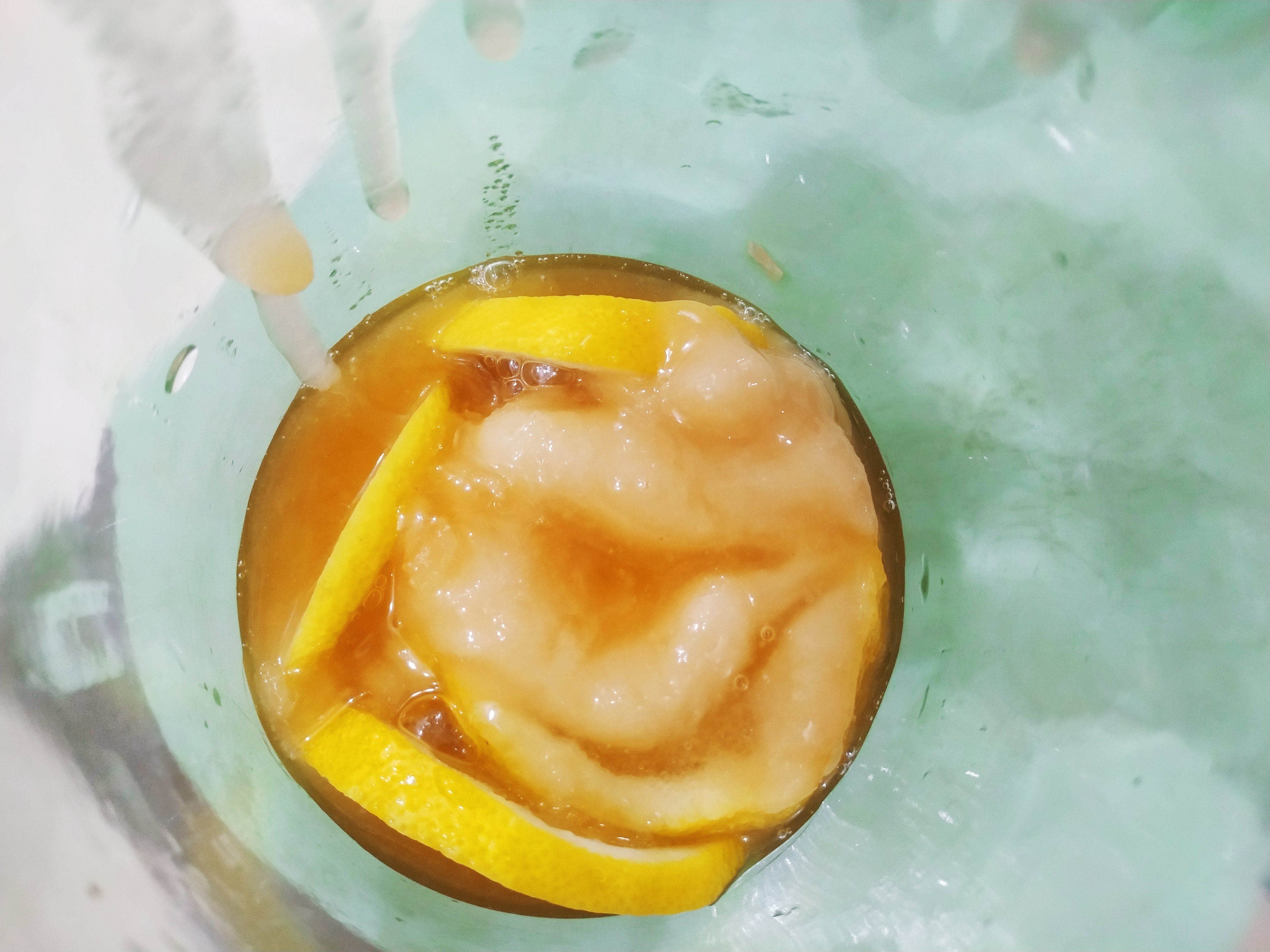 夏天喝冰镇蜂蜜柠檬水,热天喝的冰鲜柠檬水