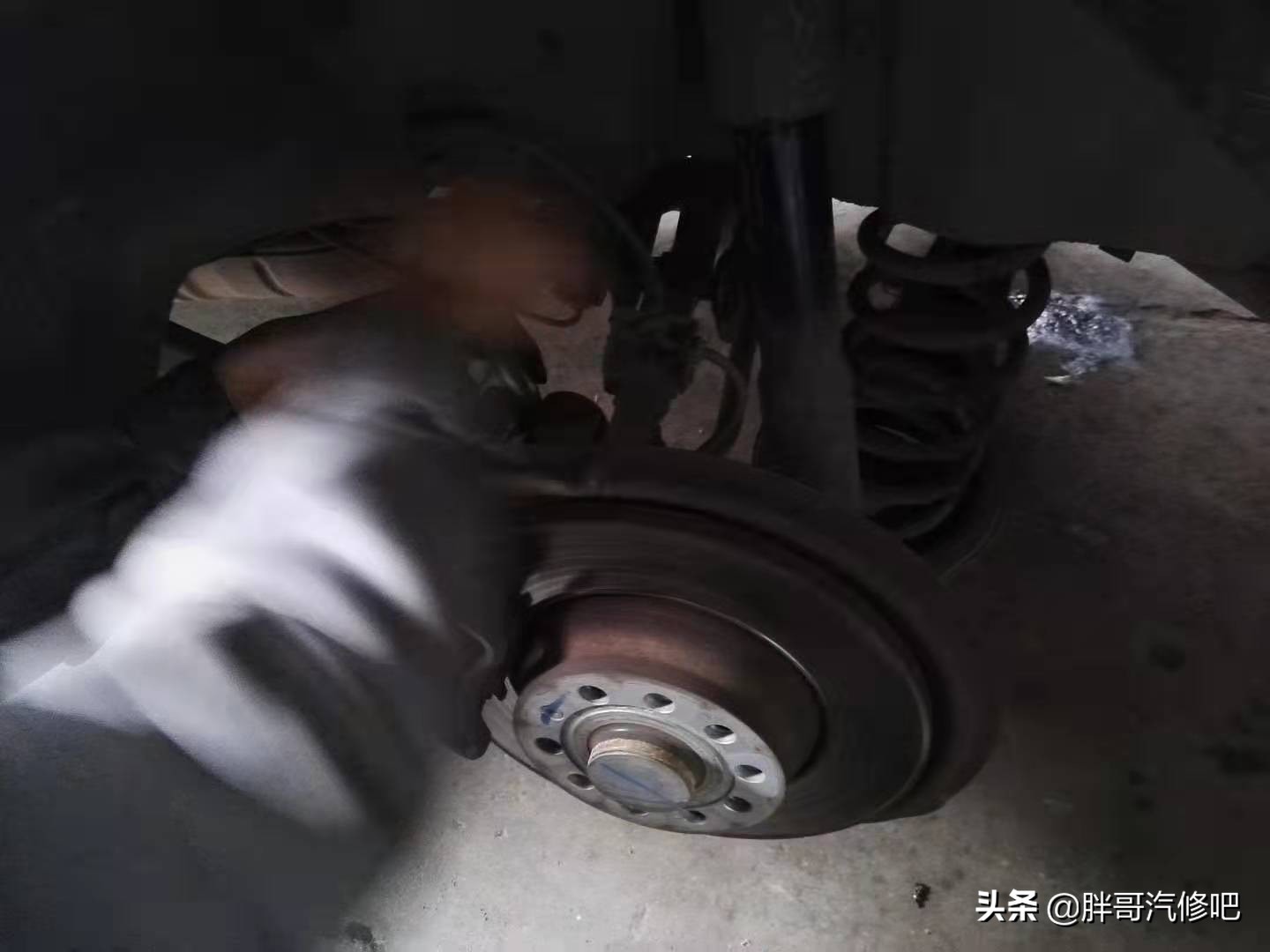 刹车时有哐当一声异响,低速刹车有哐哐哐的响声