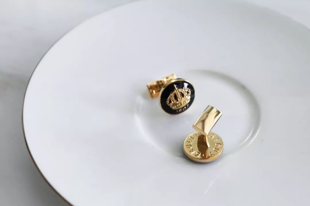 瑞典皇家配饰品牌,几百块戴出万元质感,金色手镯男女戴都好看