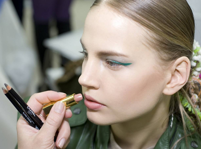 化妆时浮粉卡粉怎么办,新手怎么化妆不容易卡粉脱妆呢