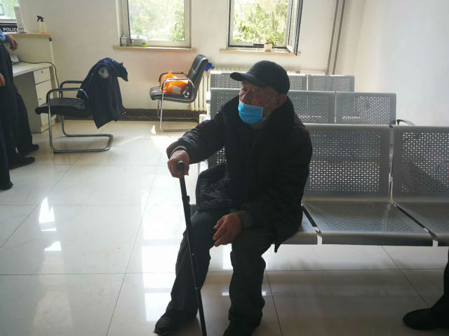 民警暖心帮助迷路老人安全回家,老人外出迷路民警驱车送回