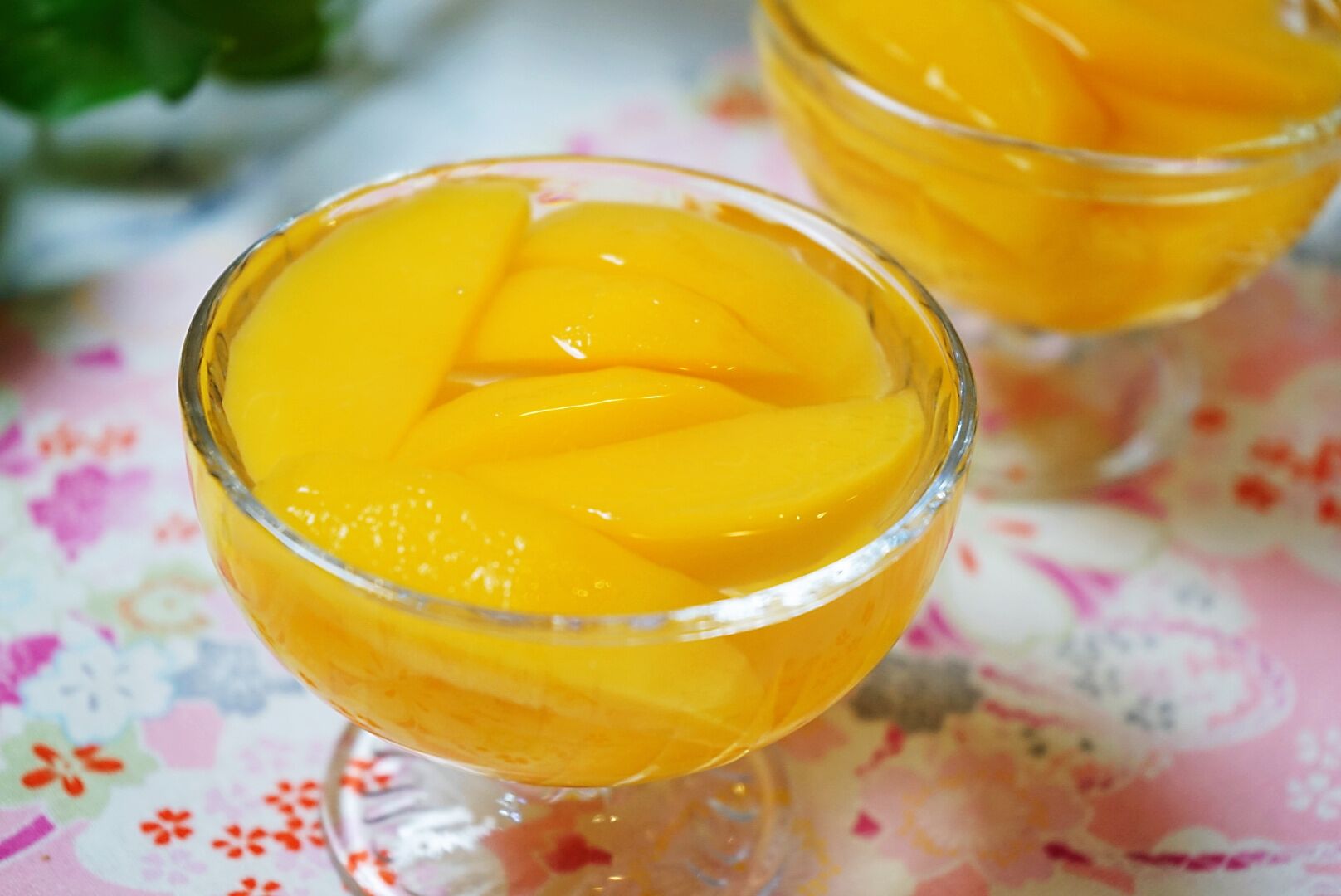 黄桃成熟了摘下来做个黄桃罐头,黄桃丰收