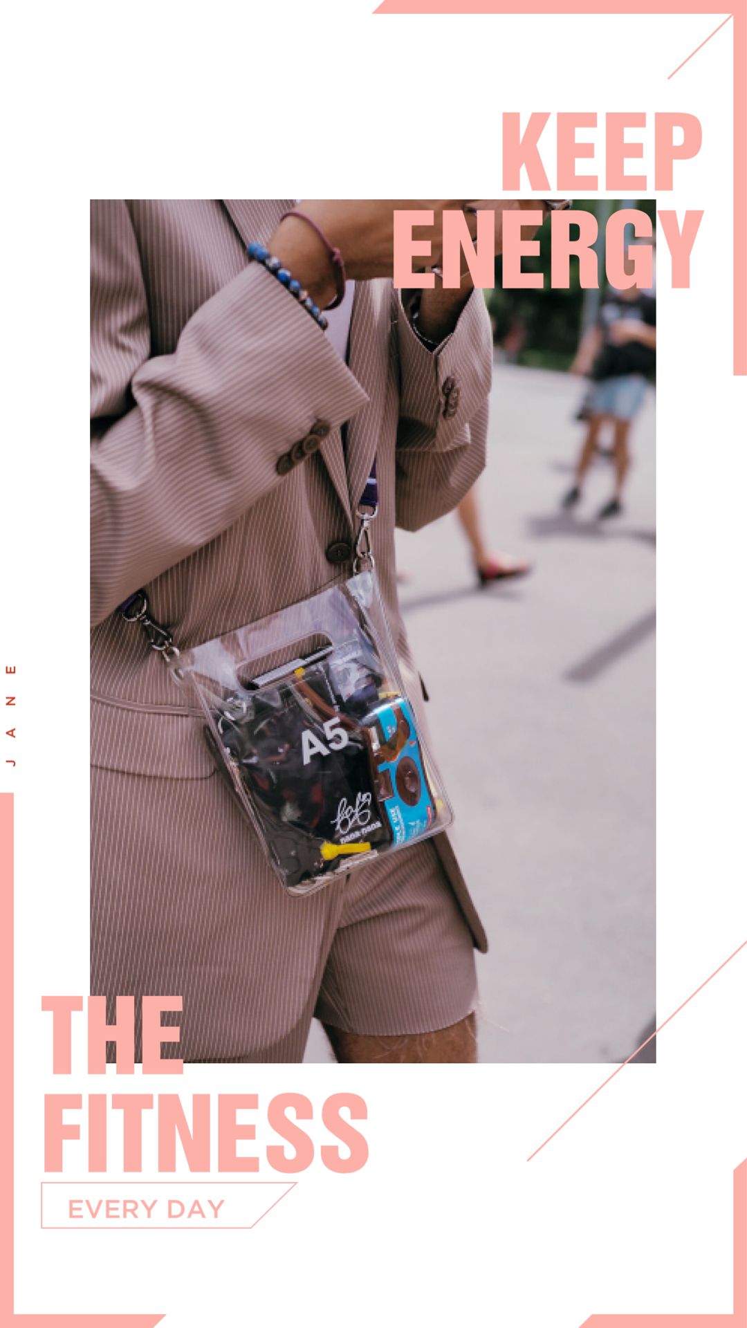 普通包包背腻了,试试“PVC”元素的包包吧,时髦吸睛很高级