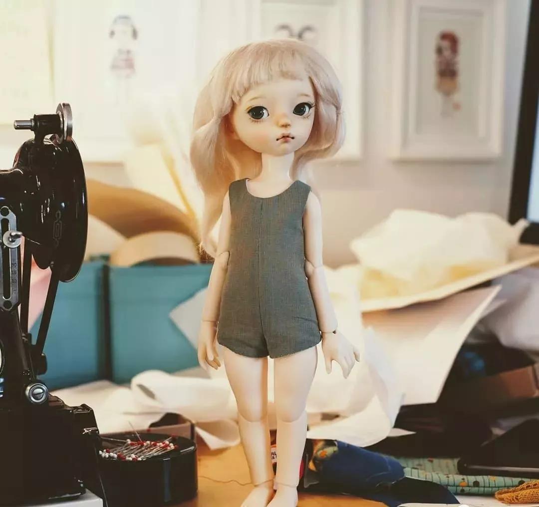 恨不能把她的芭比娃衣穿上自己身上......