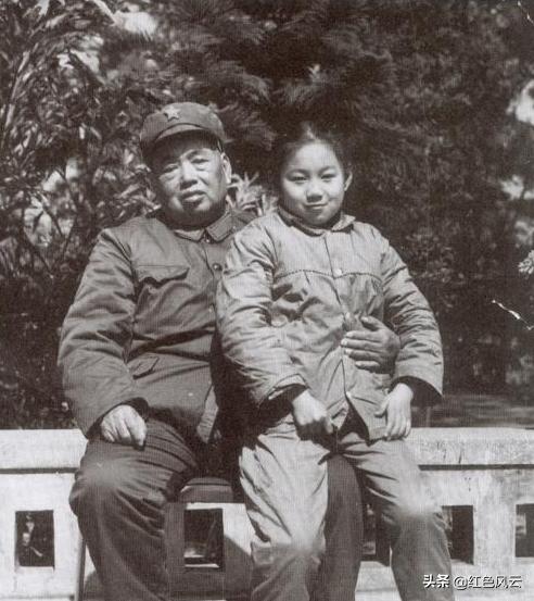 85年*小平邓**来南京看望*世友许**，*世友许**快步相迎，认真敬了一个军礼