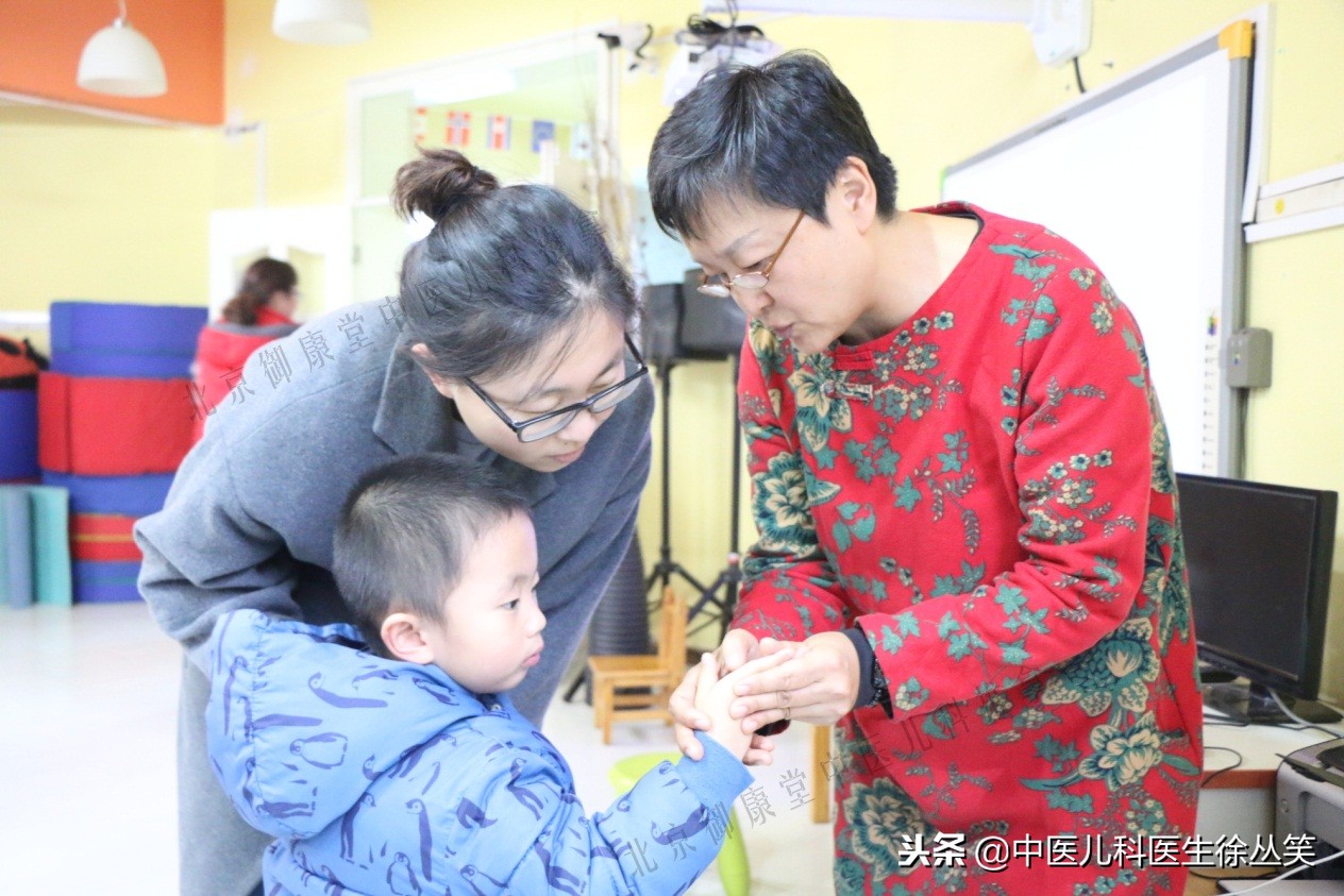 新生儿如何住院蓝光治疗黄疸,十个新生儿九个黄疸