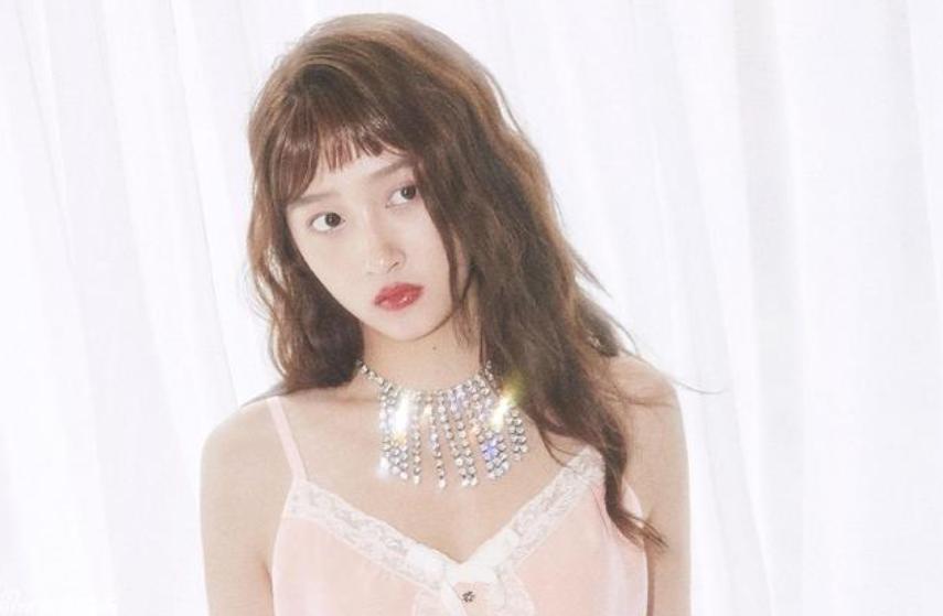 关晓彤王牌对王牌齐刘海发型,关晓彤齐刘海黑长直造型