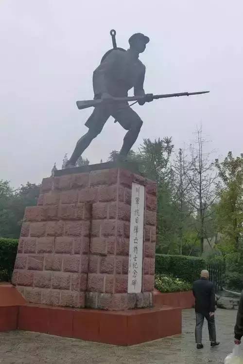 嫌工资低辞职光脚坐在火车站,成都市副市长辞职