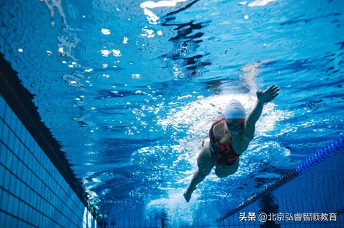 游泳换气技巧和手臂动作,游泳教程手臂慢动作