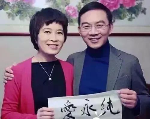 香港黄日华王杰县城捞金，央视郎永淳卖货：赚钱养家就是最大体面