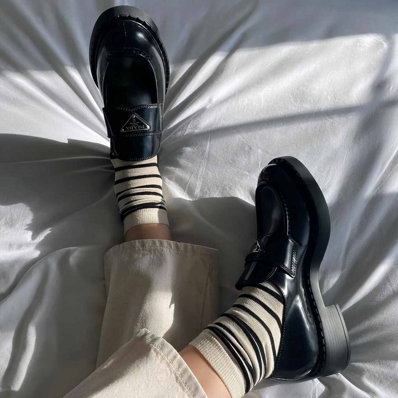 秋冬乐福鞋女款怎么搭配,秋天别穿小白鞋了今年流行乐福鞋