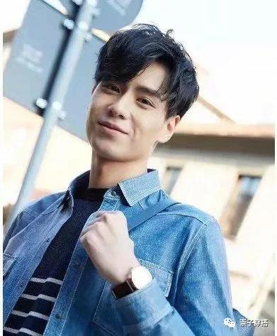 男士额头比较窄的怎么理发,额头窄适合理发吗男生