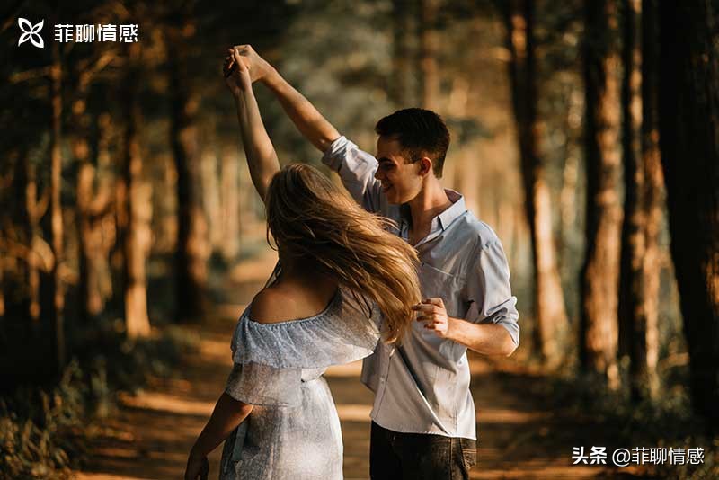 男朋友说忙没空给你发信息怎么回,如果男朋友很忙没时间陪你怎么办