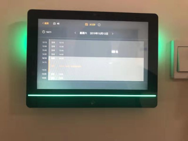 又是别人家的大学！教室里贯穿“智慧”