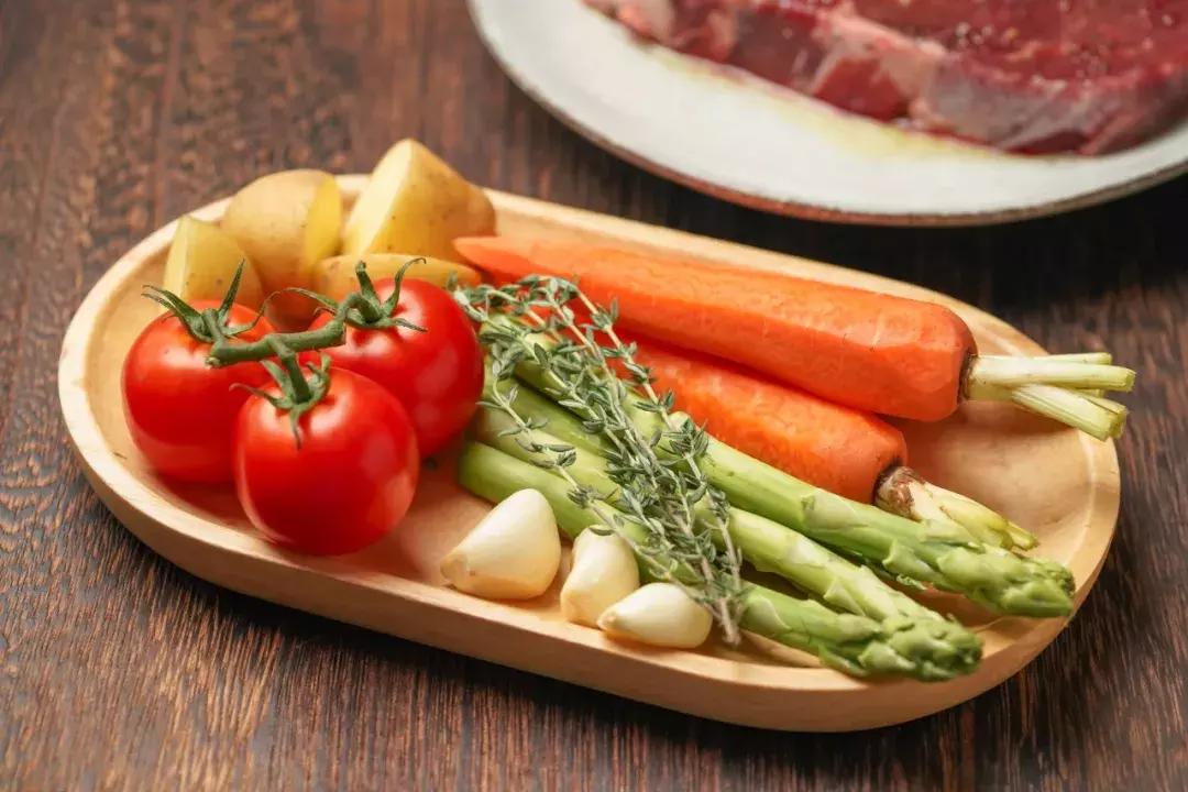 在家做牛排比西餐厅还好吃试试吧,在家也能做出美味的牛排的说说