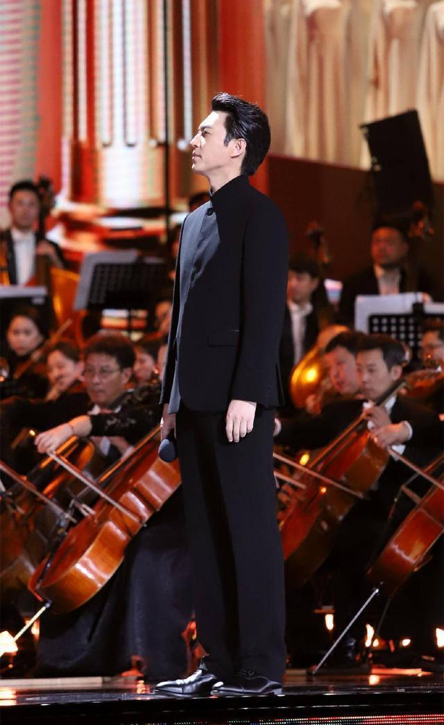 靳东俩儿子真厉害！小小年纪气场超稳，穿T恤“老干部”味不输爸