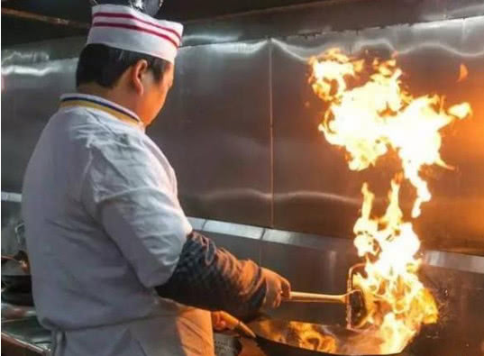 为什么饭店炒菜的大铁锅,从来都不粘锅?原来这其中有“猫腻”