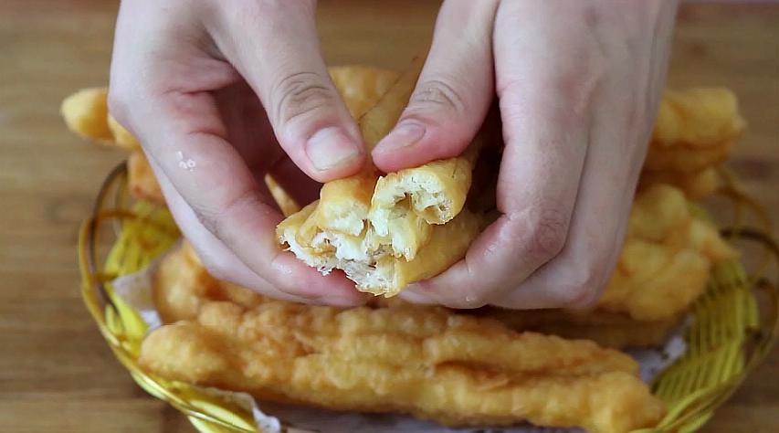 一碗面粉1个鸡蛋教你做健康油条,1斤面2个鸡蛋炸油条的配方