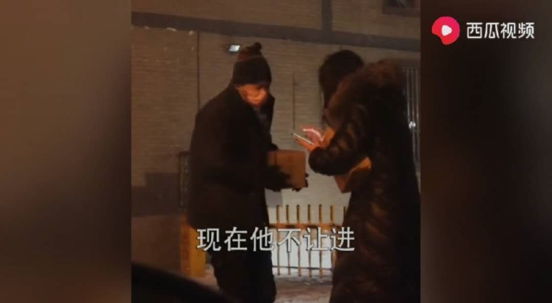 快递紧张哥亮相国务院发布会，疫情*特中**殊的逆行者们