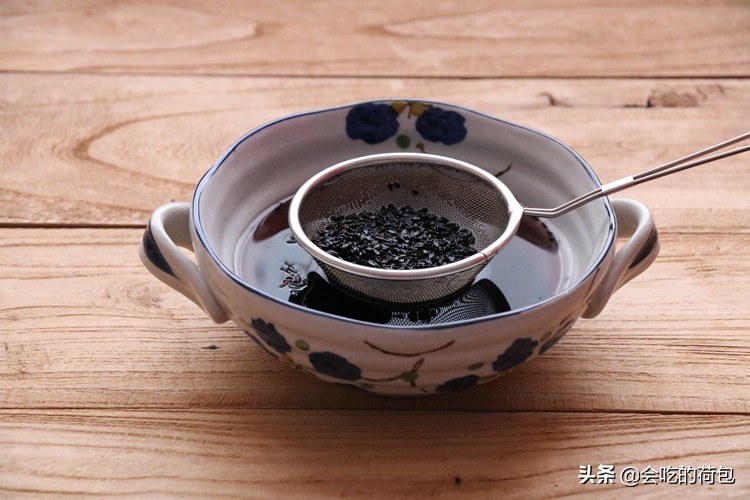 吃黑芝麻好处多，教你懒人做法，做一次吃半个月，随吃随取真省事