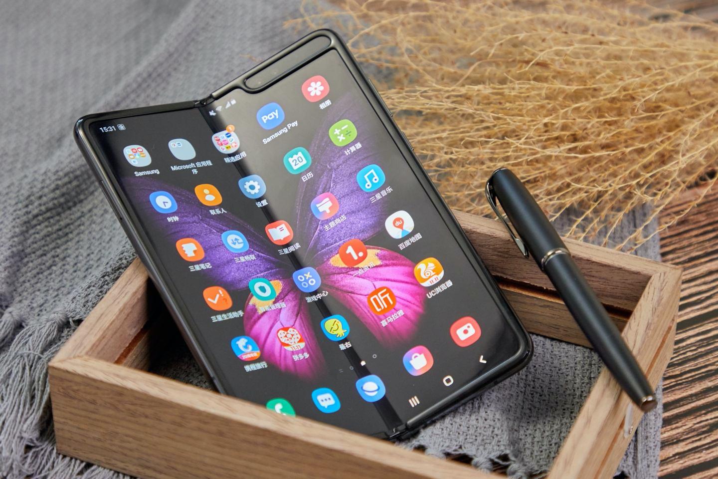 三星手机团队向华为提供折叠屏,三星折叠屏手机合作