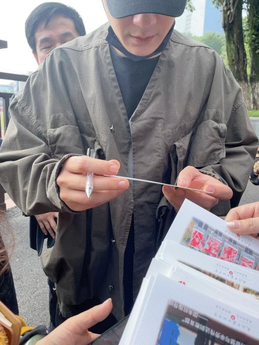 朱一龙现身秦皇岛,朱一龙现身学校