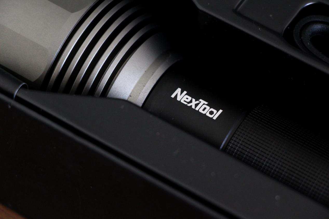 2000流明高亮手电在手，户外横扫黑暗：纳拓户外强光手电筒体验