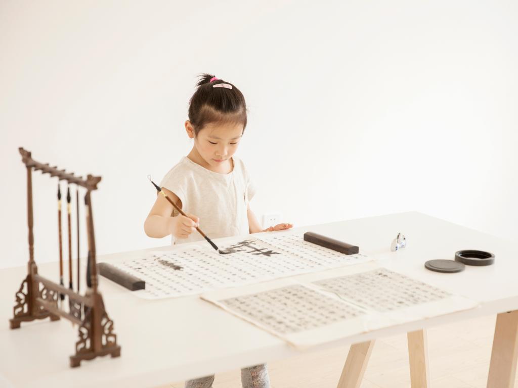 抬头挺胸是错的还是对的,抬头挺胸其实是错误的姿态