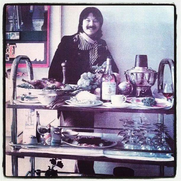 这个华人在美国被称作华人食神,80岁喜得子,老婆是美女还是硕士