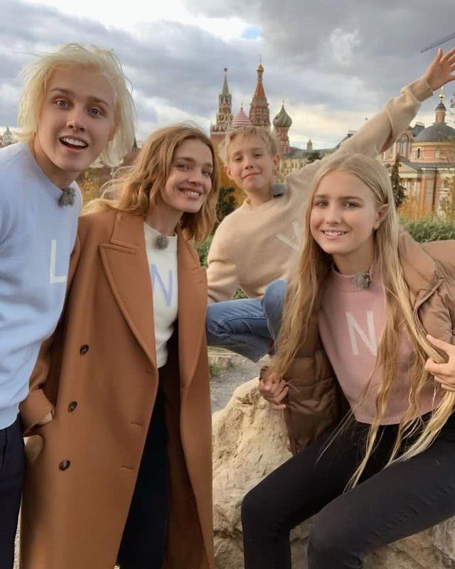 38岁LV太子妃情商高！和准婆婆合照自己素颜当陪衬，老公咋不爱？