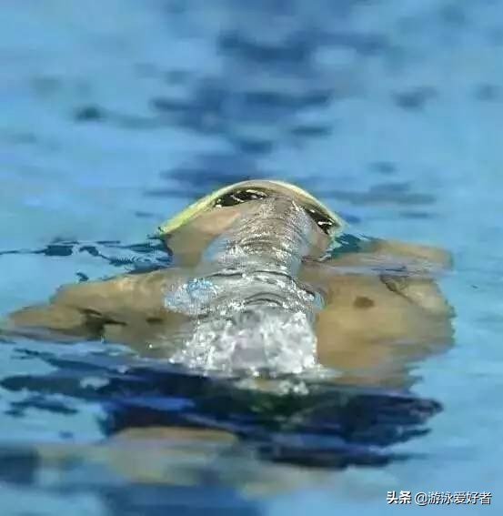 仰泳鼻子总是呛水,仰泳时手往后一伸就呛水