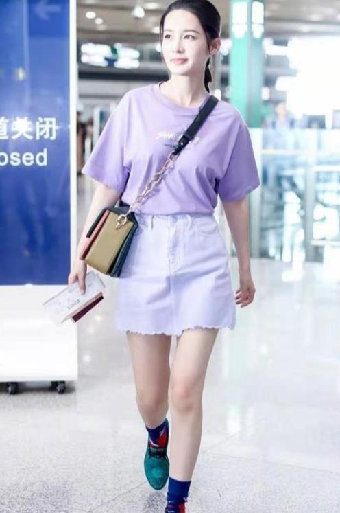 女人过了40岁,别总想装嫩,多穿这3种“减龄色”,高级又温柔