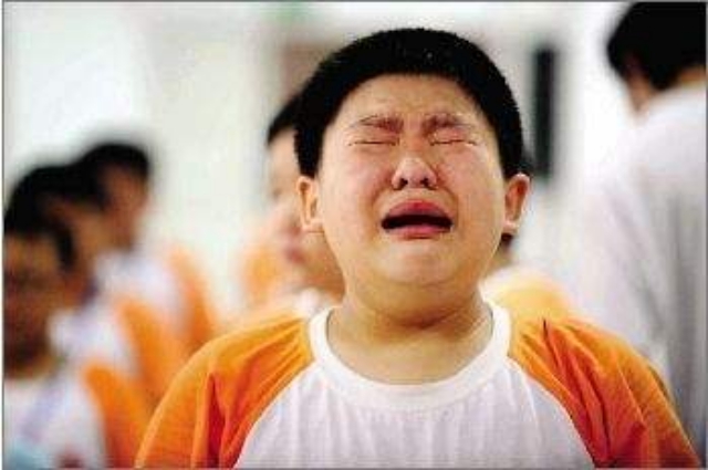 4个月萌宝靠手腕肉夹死蚊子,萌娃用小手将一只蚊子夹死