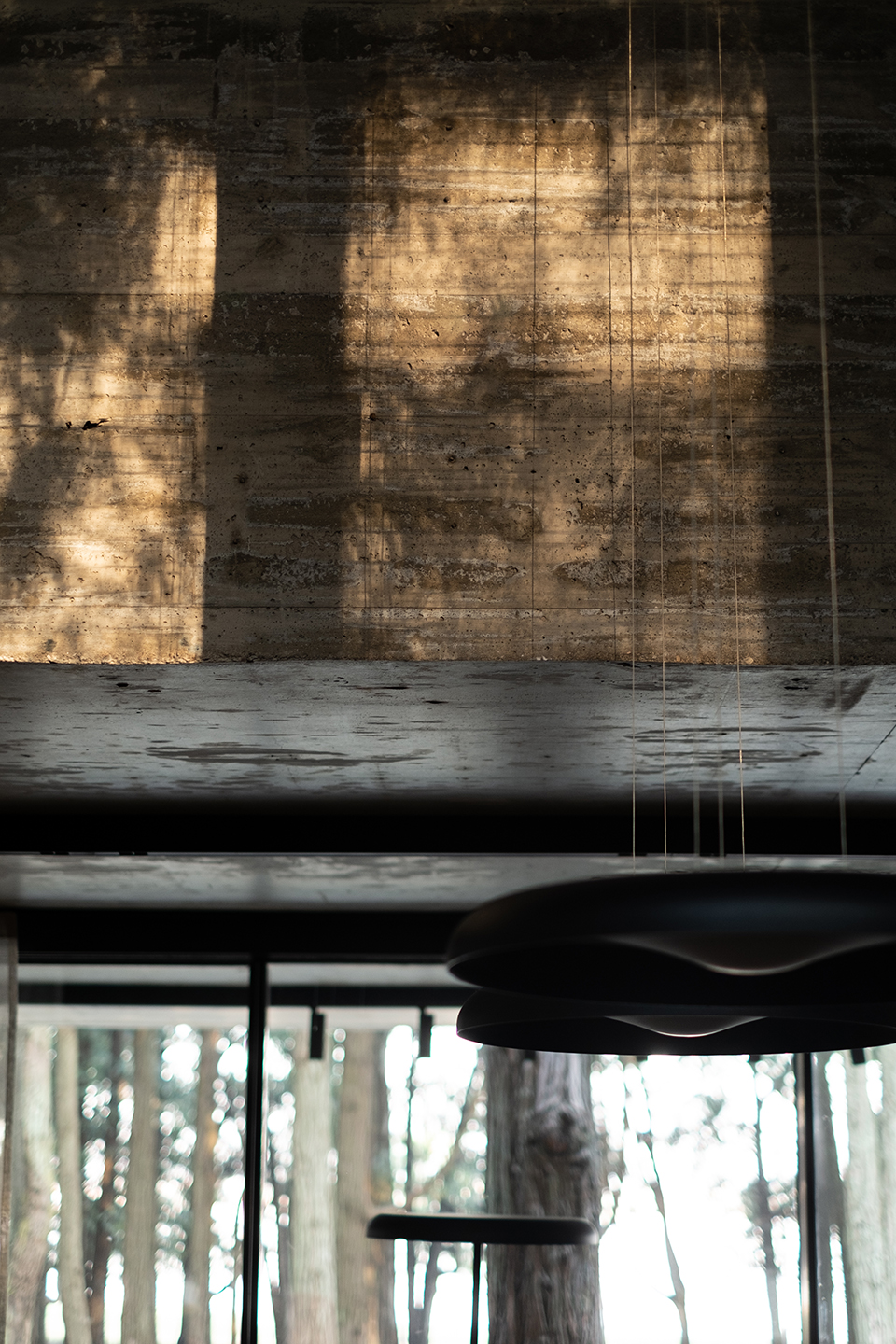 顺应场地高差,面向湖景:这个住宅看起来旧旧的,内部却光影斑驳