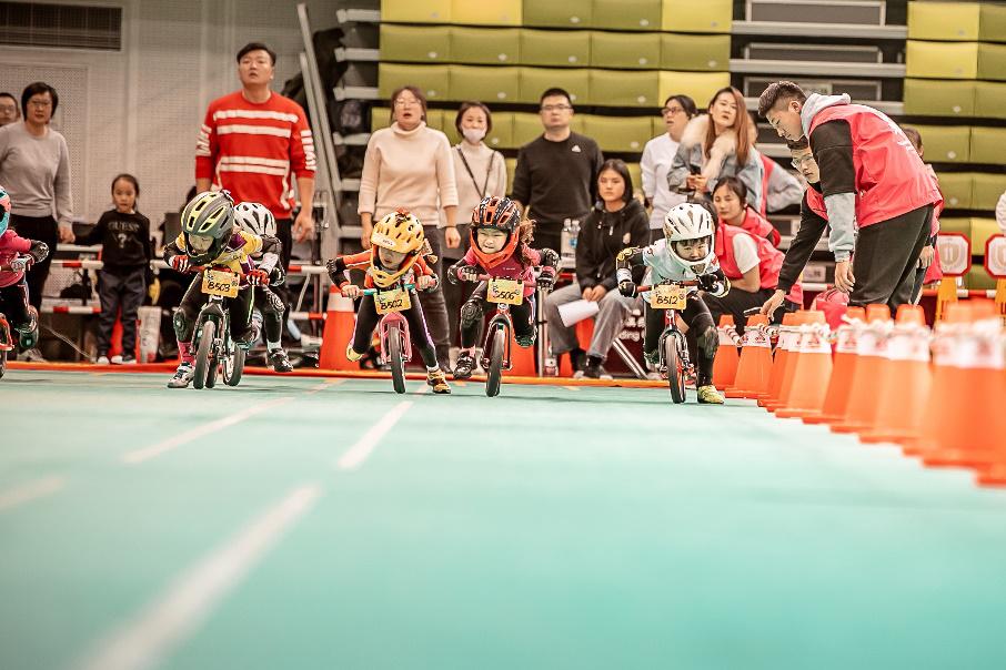 把“兴趣”坚持下去，孩子能收获什么？说说两年半平衡车之旅