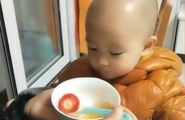 父母为了孩子假装看书,父母为了孩子学习看书