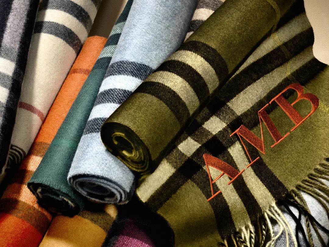 今年流行三角式的围巾,今年流行啥子颜色的围巾