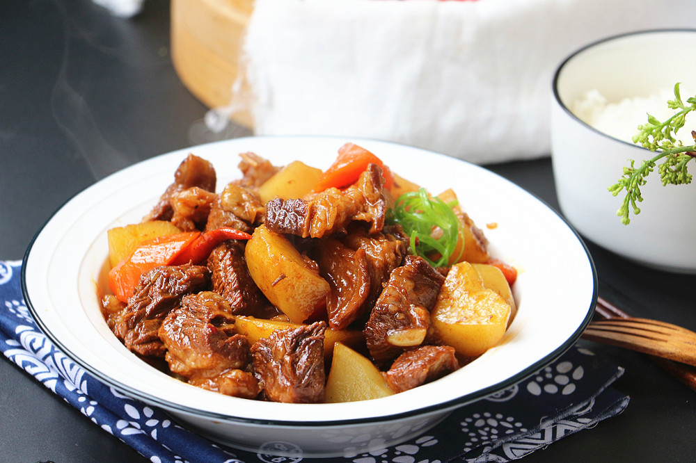 土豆炖牛肉软烂又入味配米饭香,牛肉软烂土豆软糯很下饭的菜