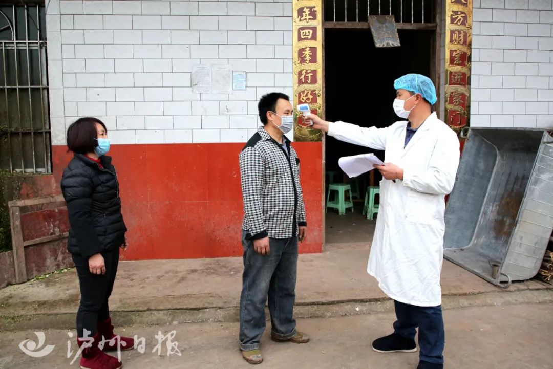 泸州战“疫”|穿白大褂的村支书：一手喇叭，一手药箱