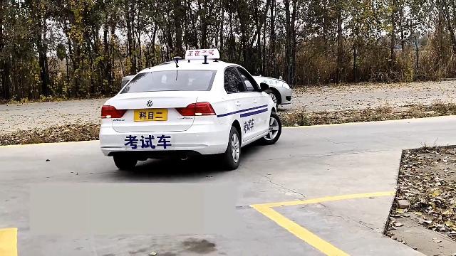 库口没有虚线的倒车入库怎么练习？用手一比划，100分一把过