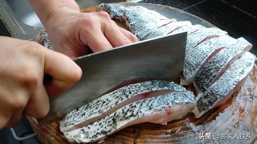 教你一个鱼肉百吃不厌的做法,鱼肉这样做香嫩入味无需放大料